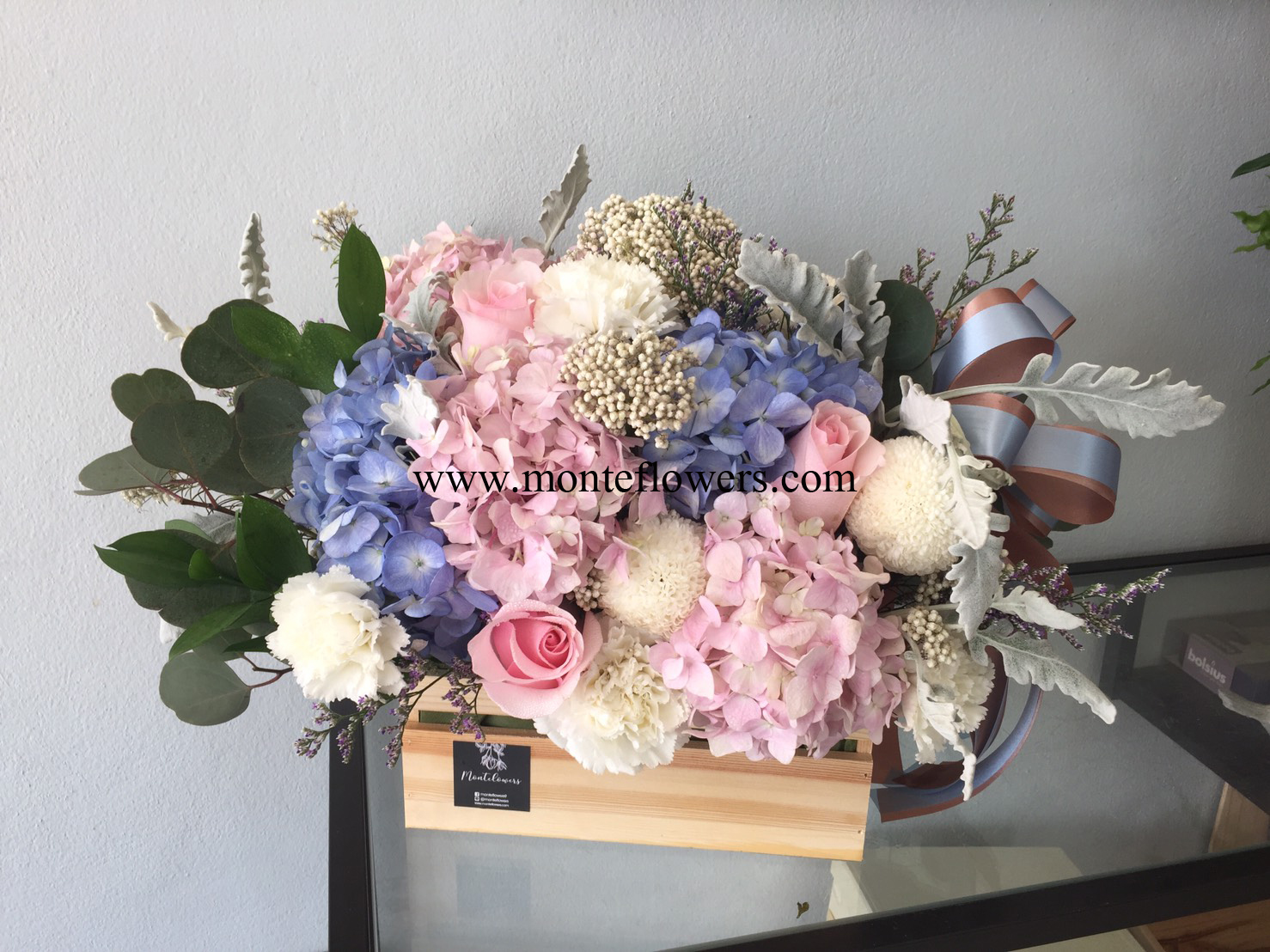 รหัสสินค้า 40     ดอกไม้เยี่ยมผู้ป่วย, ดอกไม้ประกอบไปด้วยดอกไม้โทนสีสดใส่ ให้ความรู้สึกผ่อนคล้ายและเป็นกำลังใจให้ผุ้ป่วยอย่างดีเยี่ยม ส่งฟรัเขต กทม