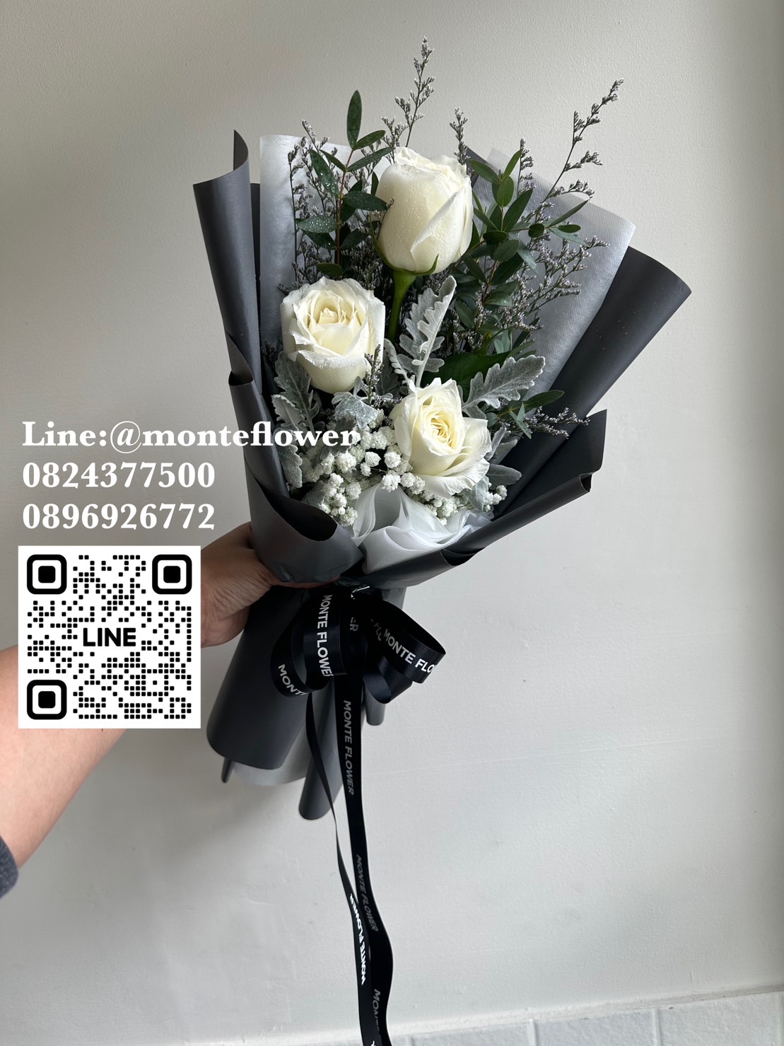 ช่อกุหลาบขาว3ดอก ห่อเทาเข้ม 550 ช่อกุหลาบขาว3ดอก ห่อเทาเข้ม 550
